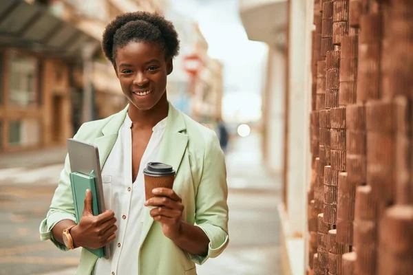 Mladá Africká Americká Obchodnice Držící Notebook Pití Kávy Městě — Stock fotografie