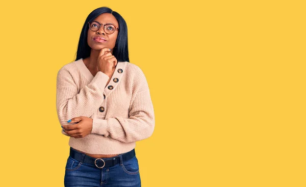 Ung Afrikansk Amerikansk Kvinna Klädd Vardagskläder Allvarligt Ansikte Tänker Fråga — Stockfoto