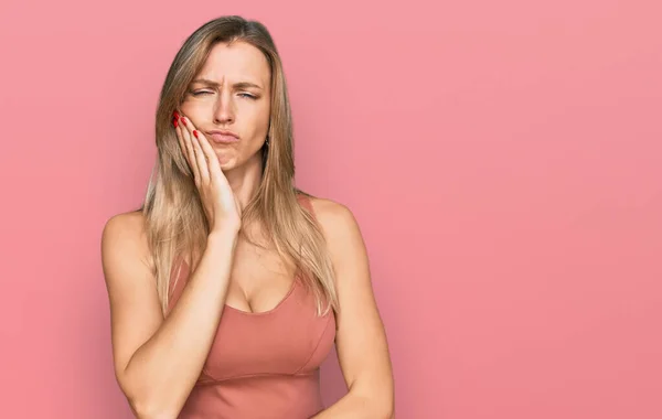 Prachtige Blanke Vrouw Draagt Casual Kleding Aanraken Mond Met Hand — Stockfoto