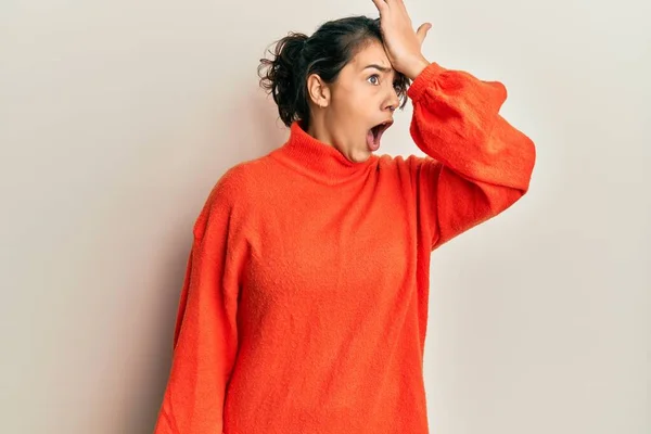 Mujer Hispana Joven Vistiendo Suéter Casual Invierno Sorprendido Con Mano — Foto de Stock