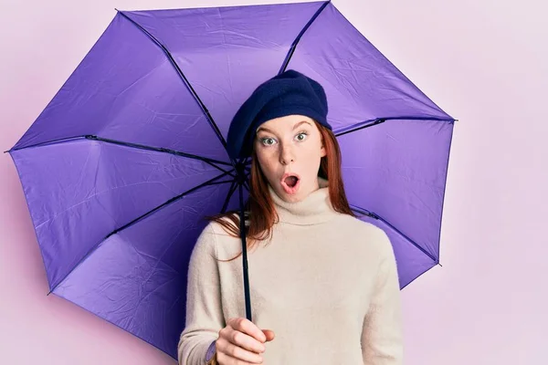 Young Red Head Girl Holding Purple Umbrella Wearing Fresh Beret — Stockfoto