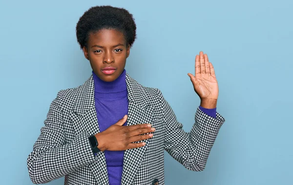 Jovem Afro Americana Vestindo Roupas Casuais Jurando Com Mão Peito — Fotografia de Stock