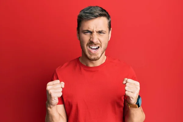 Bonito Homem Caucasiano Vestindo Camisa Vermelha Casual Com Raiva Punhos — Fotografia de Stock