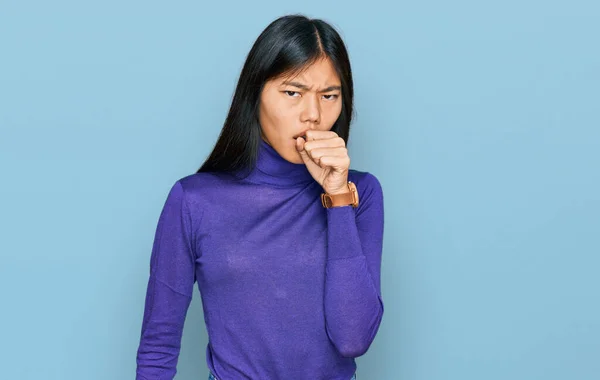 Mooie Jonge Aziatische Vrouw Draagt Casual Kleding Gevoel Onwel Hoesten — Stockfoto