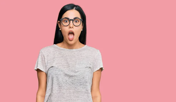 Piękna Młoda Kobieta Luźnych Ubraniach Okularach Przestraszona Zdumiona Otwartymi Ustami — Zdjęcie stockowe