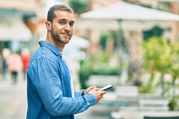 Joven Hombre Caucásico Sonriendo Feliz Usando Teléfono Inteligente Ciudad —  Fotos de Stock