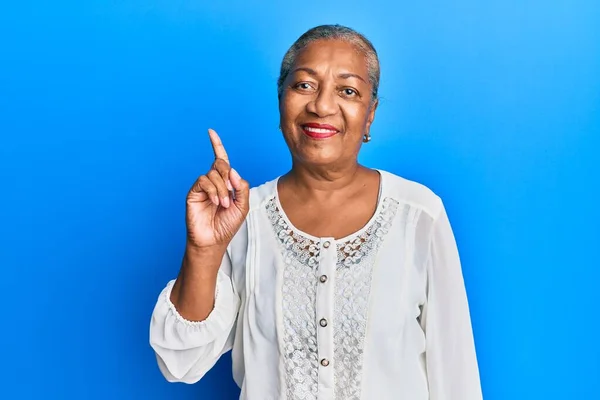 Mujer Afroamericana Mayor Usando Ropa Casual Sonriendo Con Una Idea —  Fotos de Stock