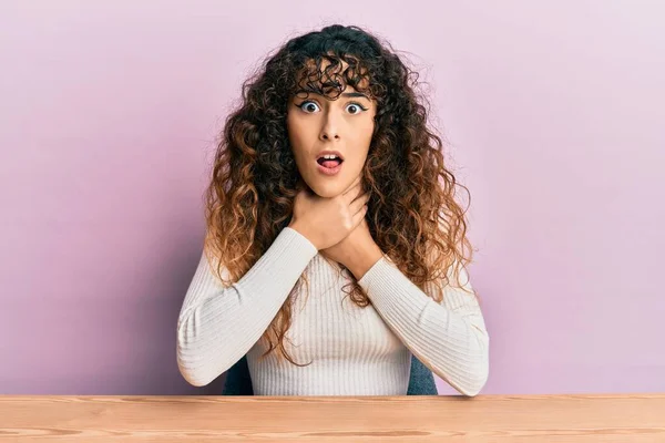 Menina Hispânica Jovem Vestindo Roupas Casuais Sentado Mesa Gritando Sufocar — Fotografia de Stock