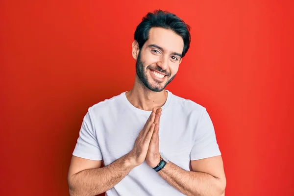 Jonge Latijns Amerikaanse Man Draagt Casual Witte Tshirt Bidden Met — Stockfoto