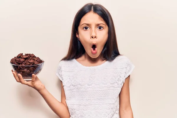 초콜릿 곡물식을 아리따운 소녀는 놀라움과 놀라움 수없는 표정에 벌렸다 — 스톡 사진