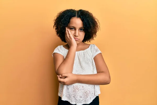 Ung Liten Flicka Med Afro Hår Bär Casual Kläder Tänker — Stockfoto