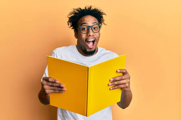 Genç Afrikalı Amerikalı Sakallı Bir Adam Kitap Okuyor Gözlüklü Çılgın — Stok fotoğraf