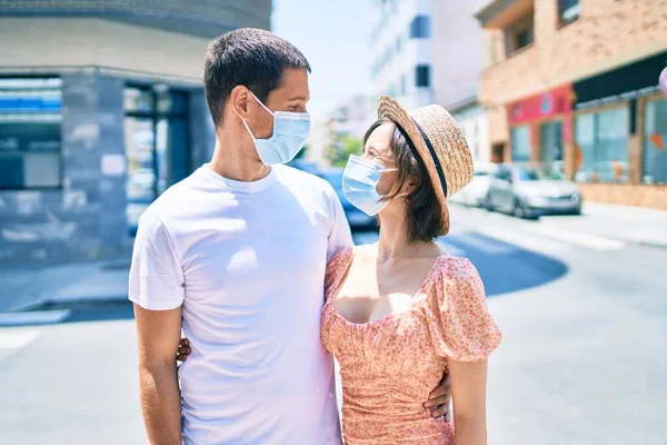 美丽的夫妇戴着医疗面具走在城市的大街上 — 图库照片