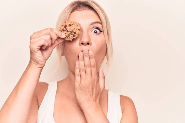 Jonge Mooie Blonde Vrouw Met Zoete Chocoladekoekje Ogen Bedekken Mond — Stockfoto