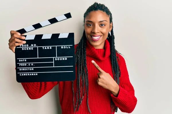 Afrika Kökenli Amerikalı Kadın Elinde Video Film Klasörüyle Mutlu Bir — Stok fotoğraf
