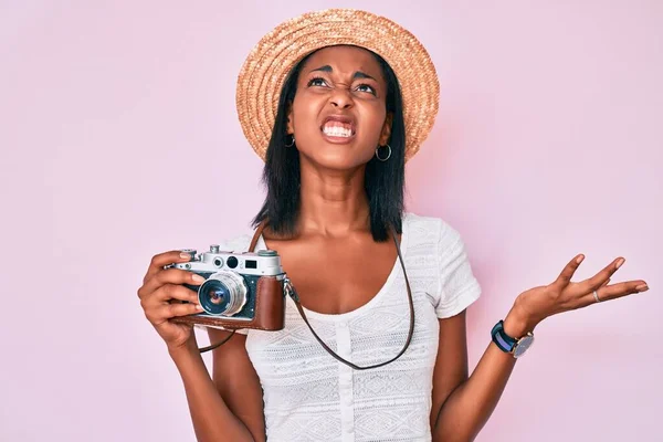 Mladá Afro Americká Žena Letním Klobouku Držící Starou Kameru Šíleně — Stock fotografie