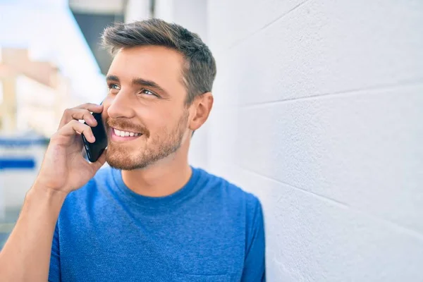 Ung Kaukasisk Man Ler Glad Prata Smartphone Staden — Stockfoto