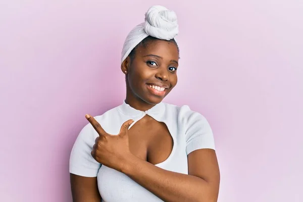 Jovem Africana Vestindo Turbante Capilar Sobre Fundo Rosa Sorrindo Alegre — Fotografia de Stock