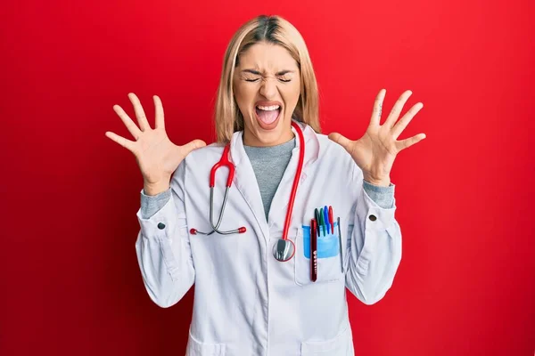 Mulher Branca Jovem Vestindo Uniforme Médico Estetoscópio Celebrando Louco Louco — Fotografia de Stock