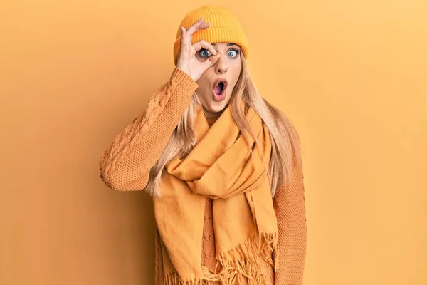 Mujer Caucásica Joven Con Suéter Lana Invierno Gorra Haciendo Gesto —  Fotos de Stock