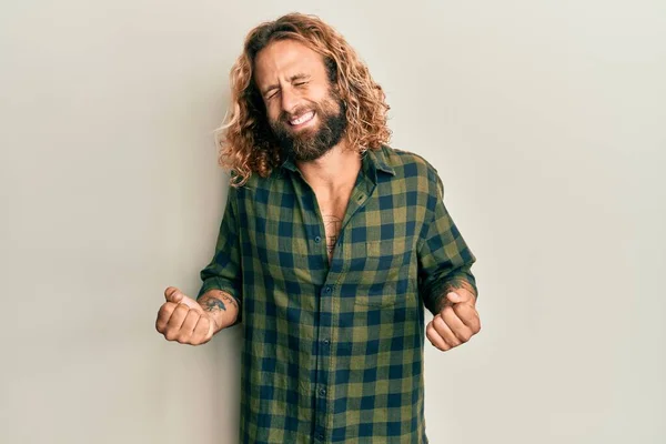 Knappe Man Met Baard Lang Haar Casual Kleding Zeer Gelukkig — Stockfoto