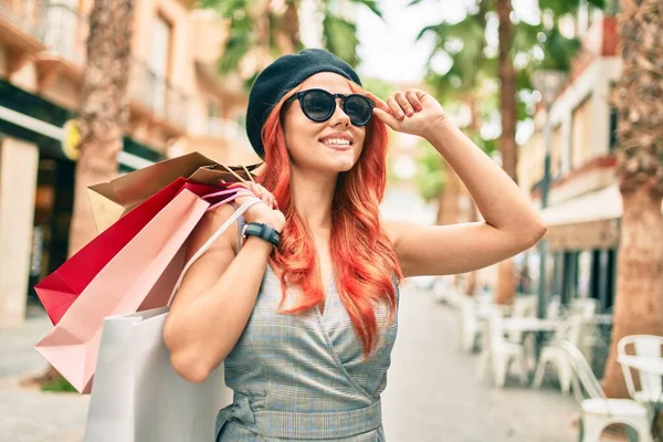 Chica Pelirroja Joven Con Estilo Francés Sosteniendo Bolsas Compras Ciudad — Foto de Stock