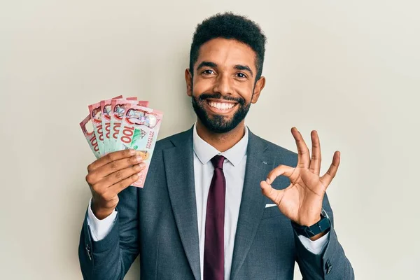 Όμορφος Ισπανόφωνος Επιχειρηματίας Μούσι Που Κρατάει Χαρτονόμισμα 100 Δολαρίων Νέας — Φωτογραφία Αρχείου
