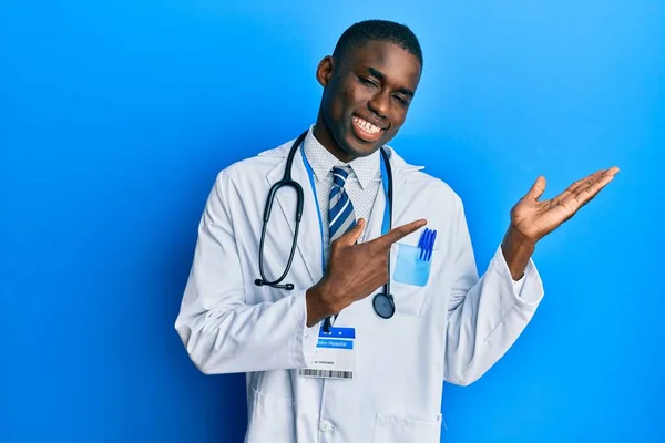 Jeune Homme Afro Américain Portant Uniforme Médecin Étonné Souriant Caméra — Photo