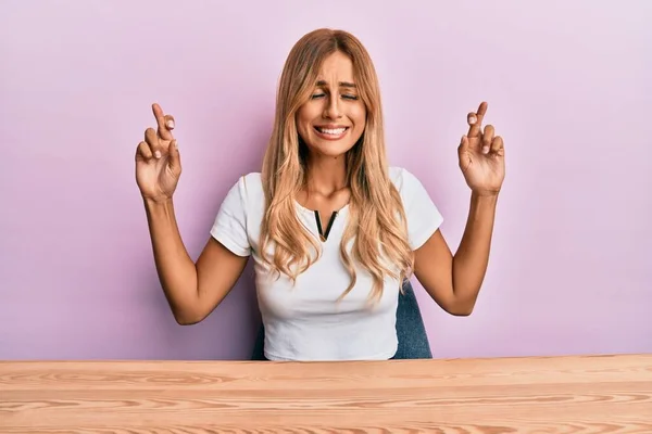 Schöne Blonde Junge Frau Legerer Kleidung Sitzt Auf Dem Tisch — Stockfoto