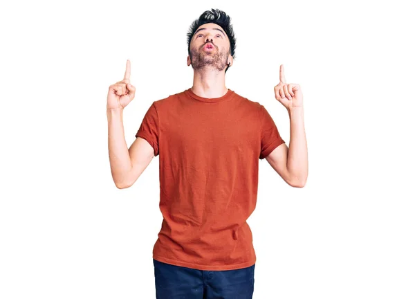 Young Hispanic Man Wearing Casual Clothes Amazed Surprised Looking Pointing — Stock Photo, Image