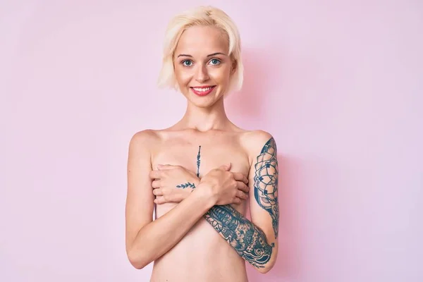 Молодая Блондинка Татуировкой Стоя Рубашки Улыбаясь Счастливой Прохладной Улыбкой Лице — стоковое фото