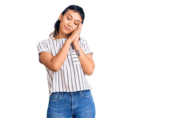 Mujer Joven Con Ropa Casual Durmiendo Cansada Soñando Posando Con — Foto de Stock