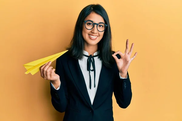 Beautiful Asian Young Business Woman Holding Paper Plane Work Trip —  Fotos de Stock
