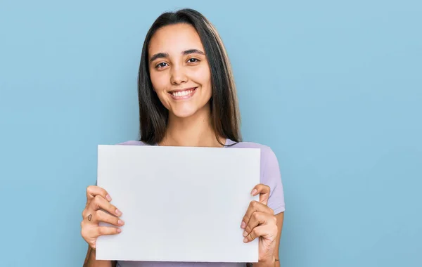 Junge Hispanische Frau Mit Leerem Banner Die Positiv Und Glücklich — Stockfoto