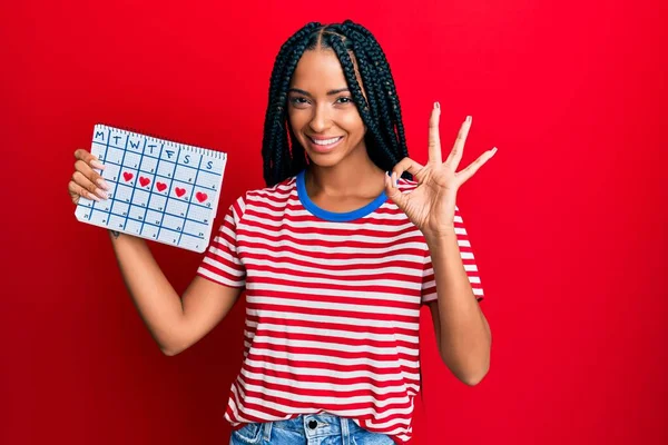 Mooie Latijns Amerikaanse Vrouw Met Hart Kalender Doet Teken Met — Stockfoto