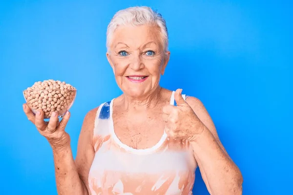 Senior Hermosa Mujer Con Ojos Azules Pelo Gris Sosteniendo Garbanzos — Foto de Stock