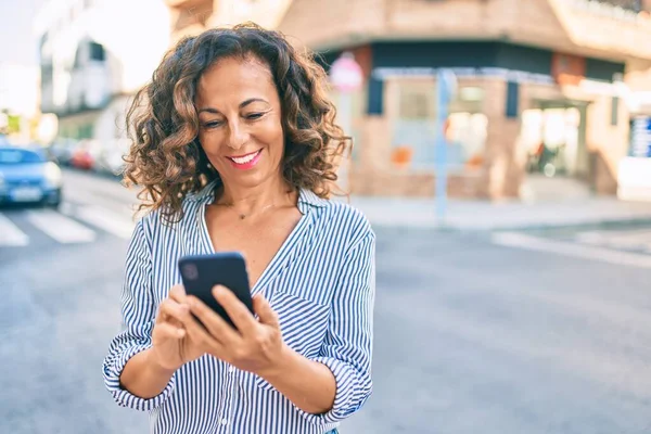Mujer Hispana Mediana Edad Sonriendo Feliz Usando Smartphone Ciudad — Foto de Stock