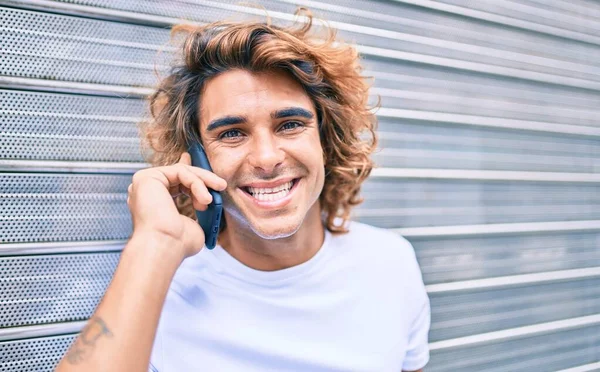 Joven Hombre Hispano Conversando Smartphone Calle Ciudad —  Fotos de Stock