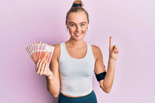 Beautiful Blonde Sport Woman Holding 100 Norwegian Krone Banknotes Smiling — Stock Photo, Image