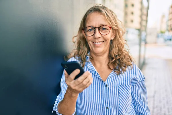 Středního Věku Běloška Žena Usmívá Šťastný Pomocí Smartphone Městě — Stock fotografie