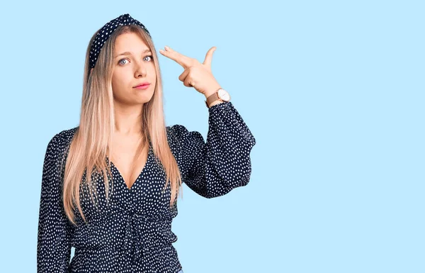 Jovem Bela Mulher Loira Vestindo Roupas Casuais Atirando Matando Apontando — Fotografia de Stock