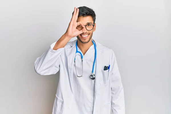 Junger Gutaussehender Mann Arztuniform Und Stethoskop Macht Geste Mit Lächelnder — Stockfoto