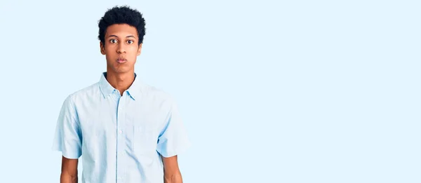 Sıradan Kıyafetler Giyen Komik Yüzlü Yanak Şişiren Genç Afro Amerikan — Stok fotoğraf