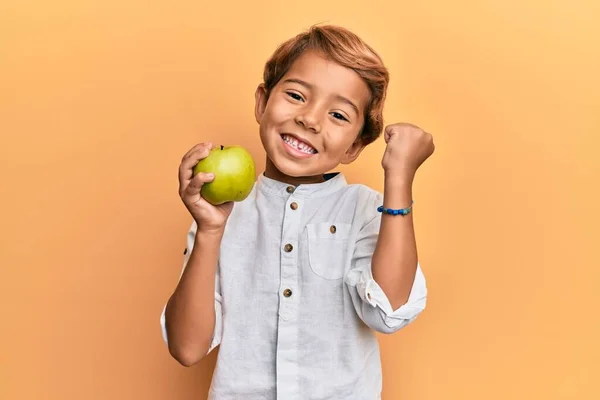 Bedårande Latinbarn Håller Grönt Äpple Skriker Stolt Firar Seger Och — Stockfoto