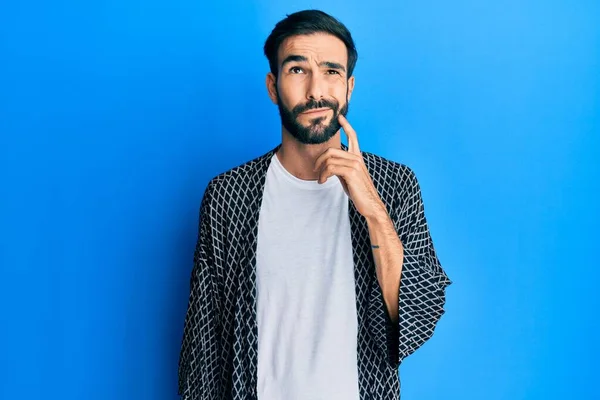 Junger Hispanischer Mann Lässiger Kleidung Der Konzentriert Mit Dem Finger — Stockfoto