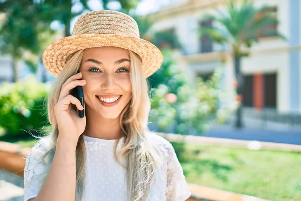 Joven Chica Turista Caucásica Sonriendo Feliz Hablando Teléfono Inteligente Calle — Foto de Stock