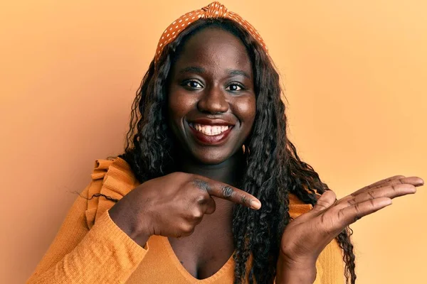 Mujer Joven Africana Vistiendo Ropa Casual Sobre Fondo Amarillo Asombrado — Foto de Stock