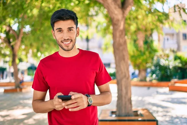 Giovane Uomo Latino Sorridente Felice Utilizzando Smartphone Piedi Città — Foto Stock