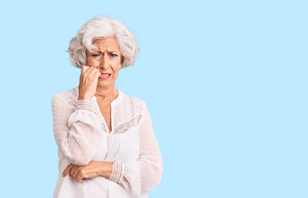 Starsza Siwowłosa Kobieta Luźnych Ciuchach Wyglądająca Zestresowaną Zdenerwowaną Rękami Obgryzającymi — Zdjęcie stockowe