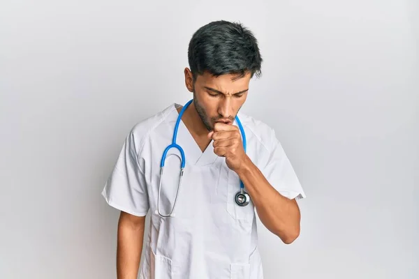 Joven Hombre Guapo Con Uniforme Médico Estetoscopio Sensación Malestar Tos — Foto de Stock